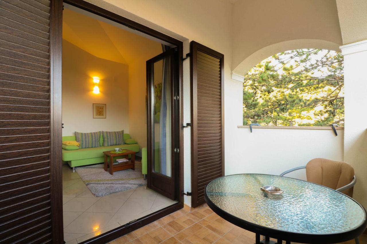 Apartments Blue And Green With Balcony บัชกา ภายนอก รูปภาพ