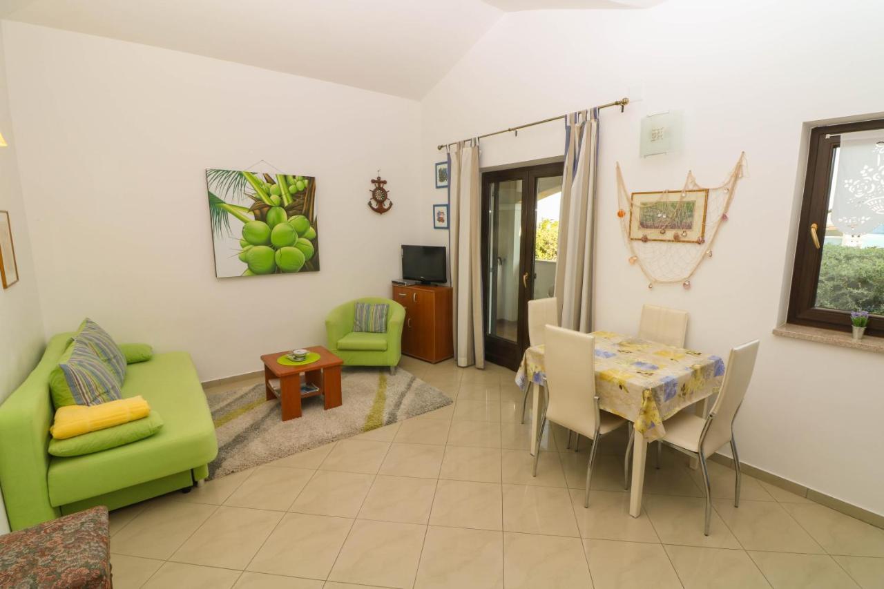 Apartments Blue And Green With Balcony บัชกา ภายนอก รูปภาพ