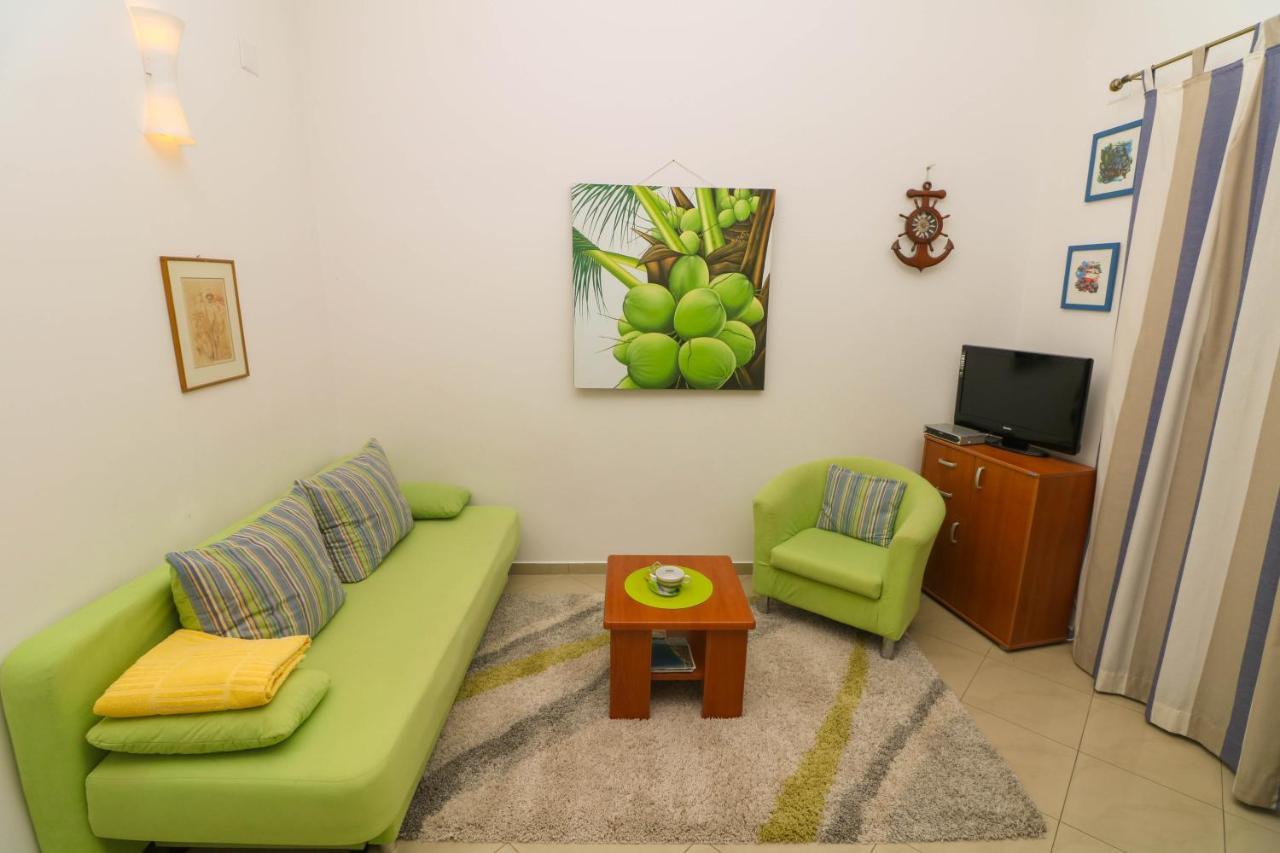 Apartments Blue And Green With Balcony บัชกา ภายนอก รูปภาพ
