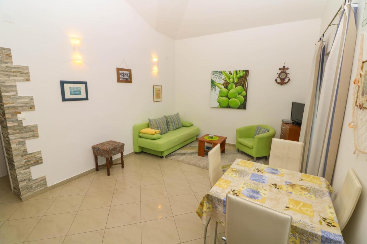 Apartments Blue And Green With Balcony บัชกา ภายนอก รูปภาพ